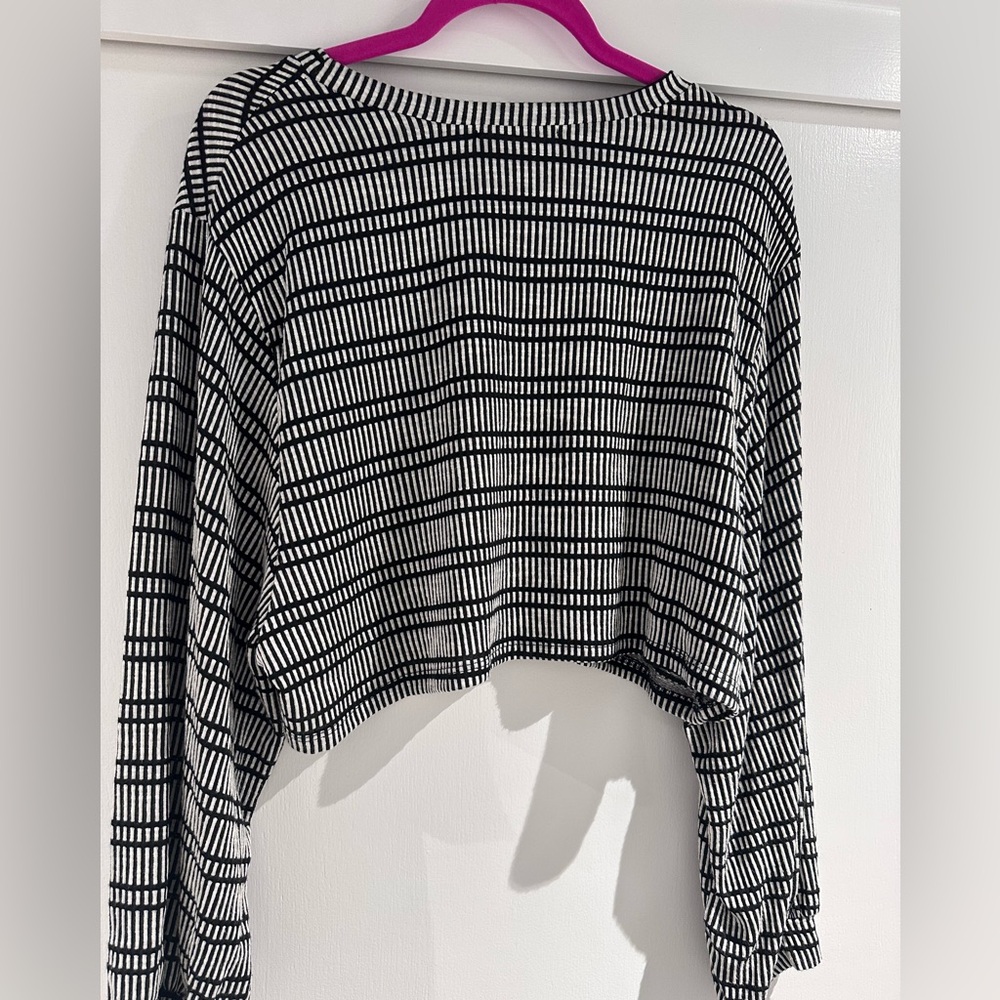 Le Lis, women’s soft crop sweater, black and white striped, fits size large